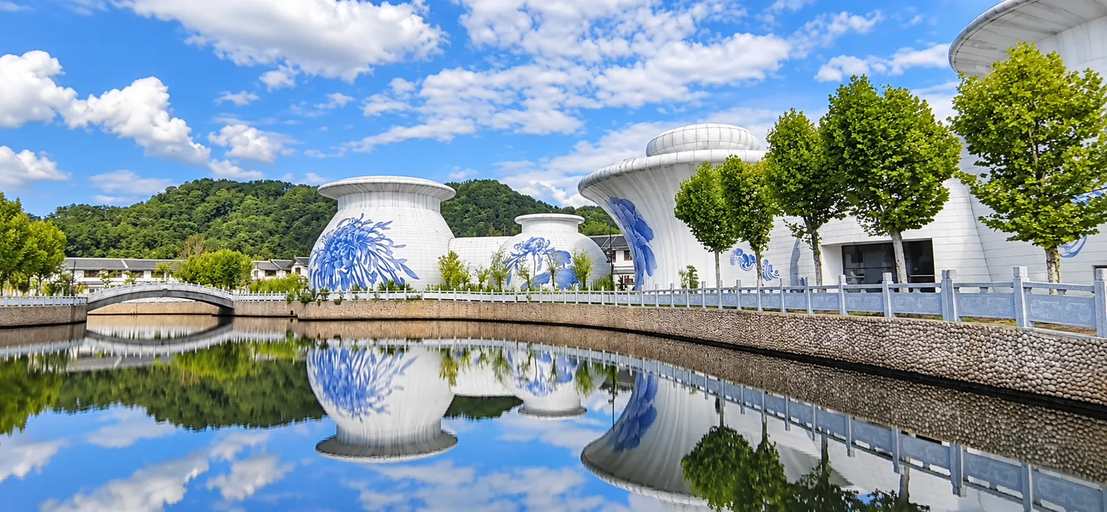 Ceramic shaped architecture and its reflection by day