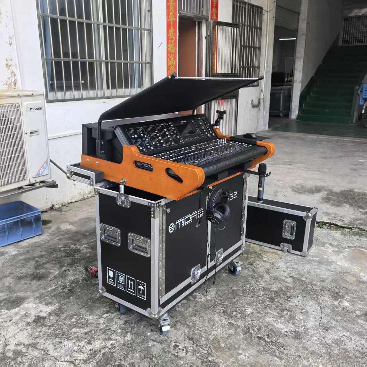 Hydraulic Lift Workstation Flight Case for MIDAS