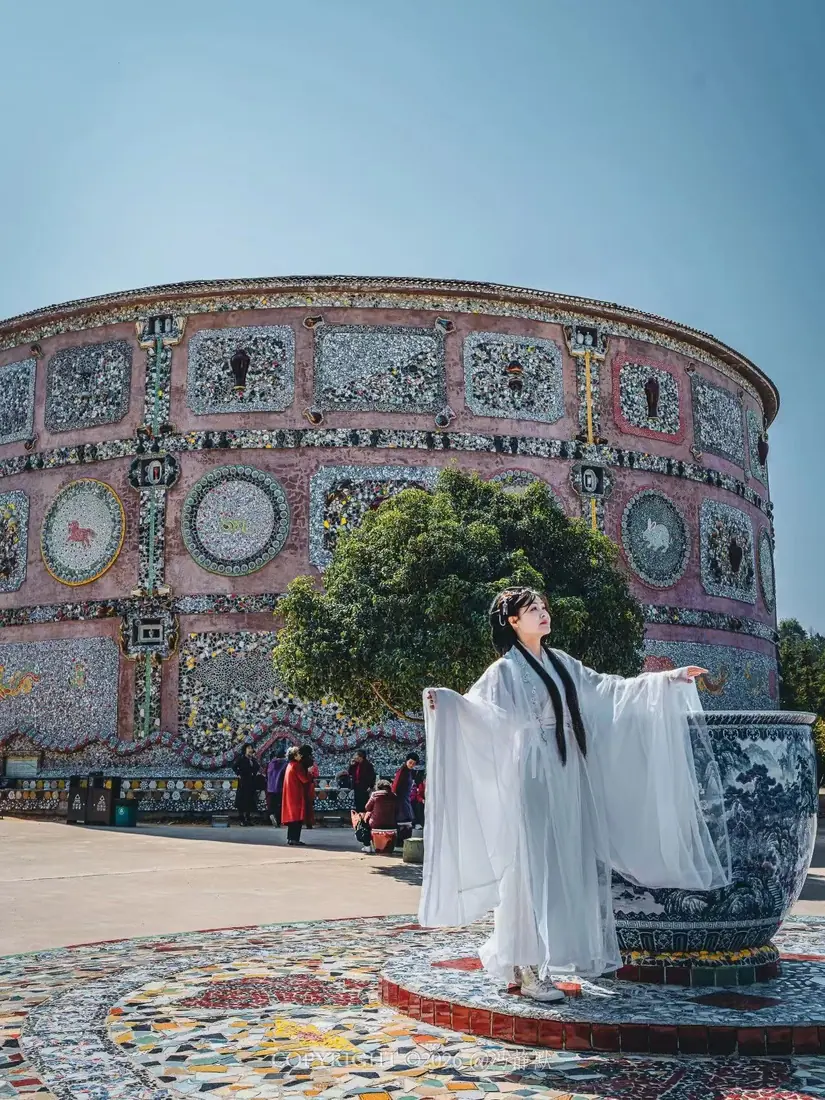 Ceramic Palace · Visitors