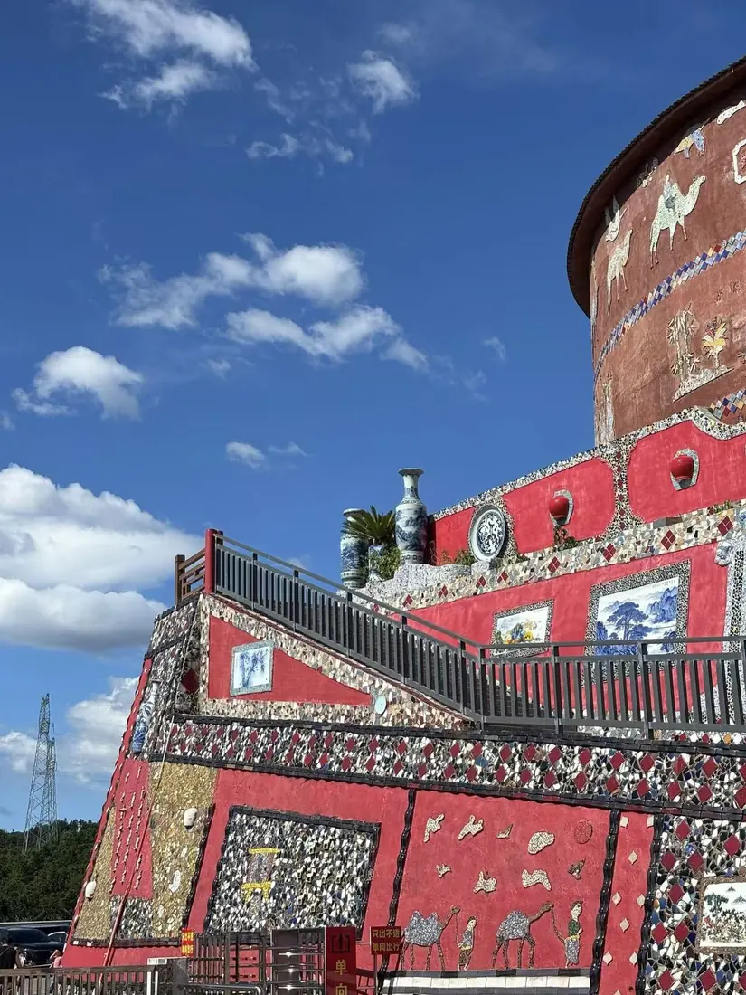 Ceramic Palace · Close-up